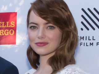 Emma_Stone,_Justin_Hurwitz,_Damien_Chazelle_(30116702391)_(cropped)_320x240_72.jpg