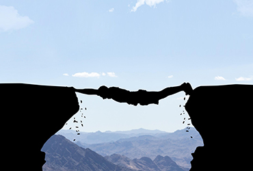 En person som hänger mellan två klippor som en bro - framtida talangbrist