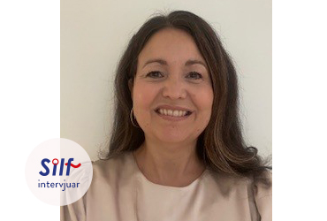 Bild på Elin i vit tröja som pratar inköpsarbete på Saab