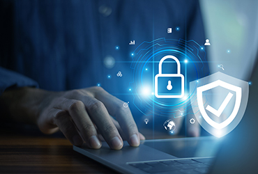 Bild på dator och ett lås med digital känsla cybersäkerhet