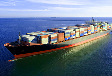 Fraktskepp på vatten