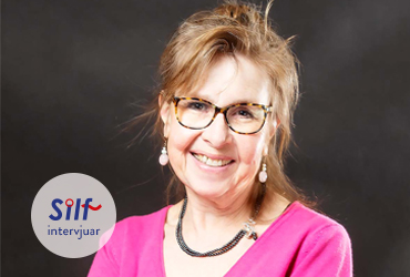 Silfs förhandlingsexpert Marie i rosa tröja på bild med logga Silf intervjuar