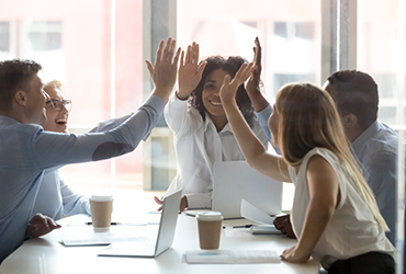 Bild på personer som gör hight five glada att vara inköpare och logistiker